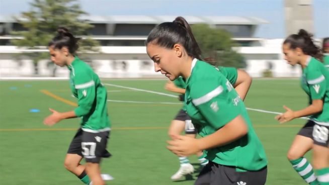 Female Footballer: Der steinige Weg einer Fußballerin